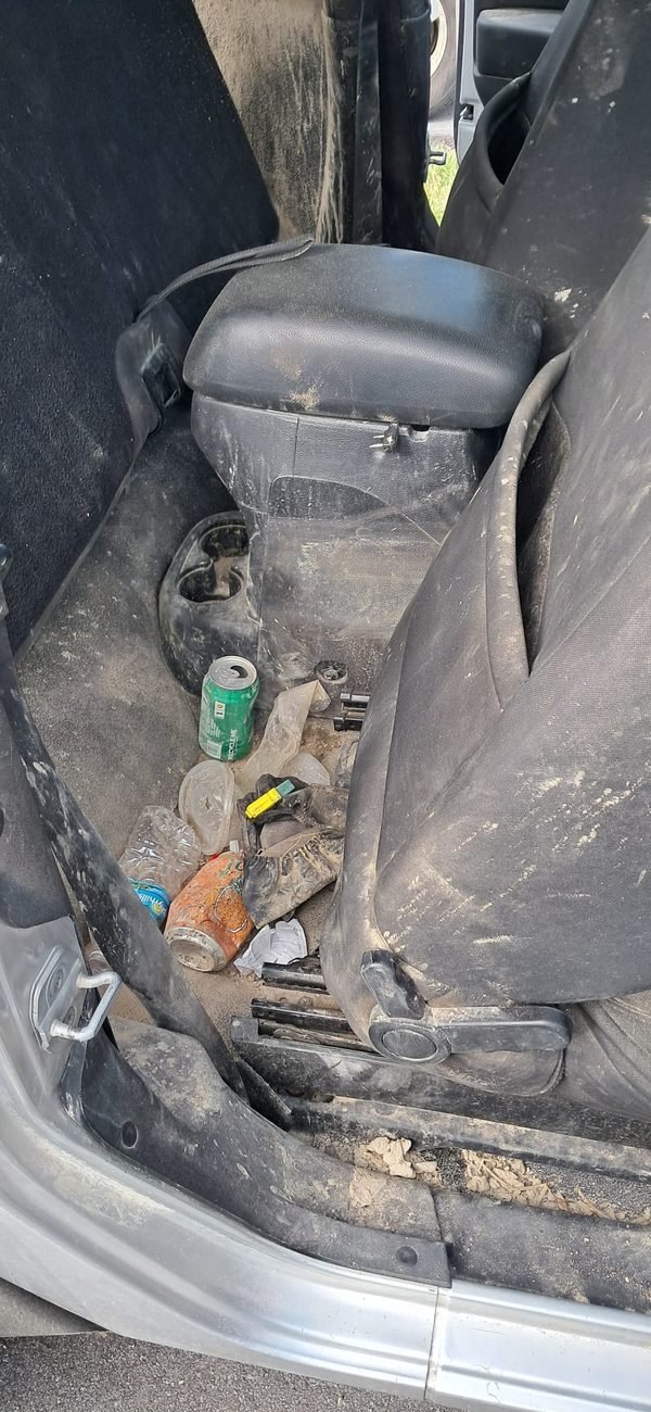 Interior del vehículo sucio antes de la limpieza