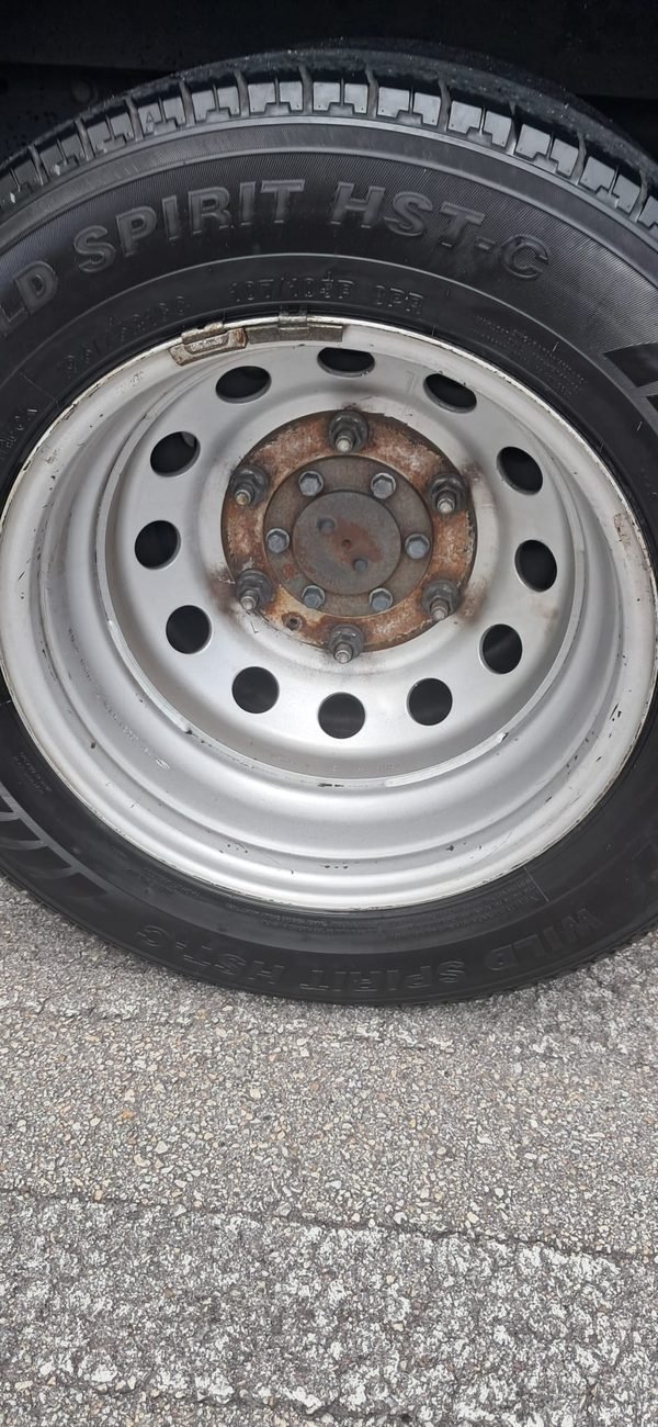 Rin de acero limpio después del lavado