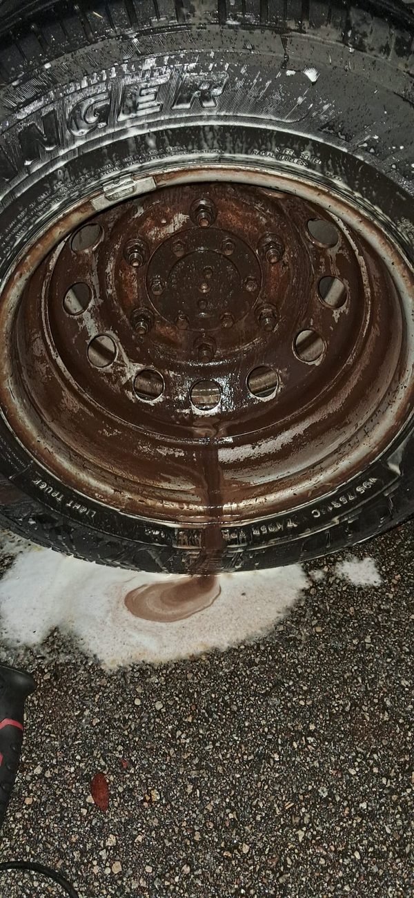 Rin de acero enlodado antes del lavado